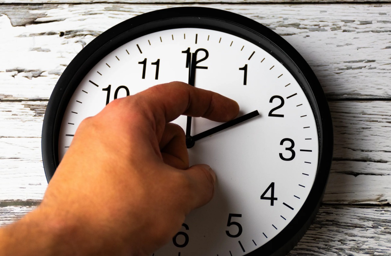 Un reloj analógico marcando las dos de la madrugada durante el cambio de hora al horario de verano en España.