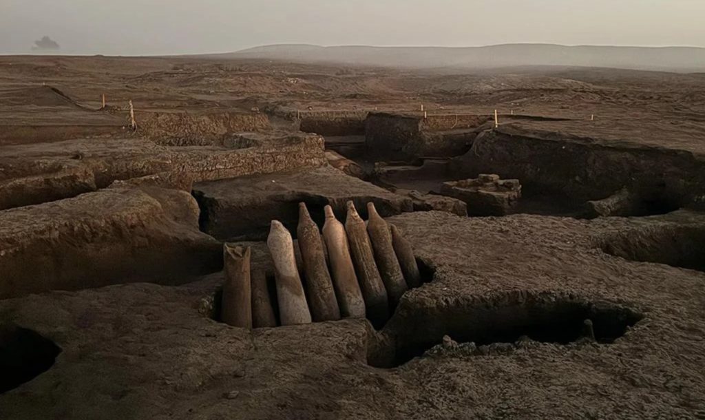 Descubrimiento arqueológico en Egipto de un complejo industrial del siglo V antes de Cristo en el delta occidental del Nilo con espinas de pescado ánforas griegas y un cementerio romano