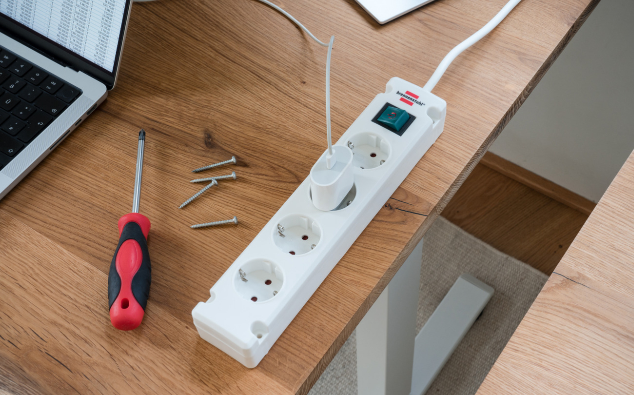 Enchufes modulares instalados en una pared de vivienda moderna en España con tomas USB y Schuko integradas, diseño discreto y sistema eléctrico sin obras ni cables visibles