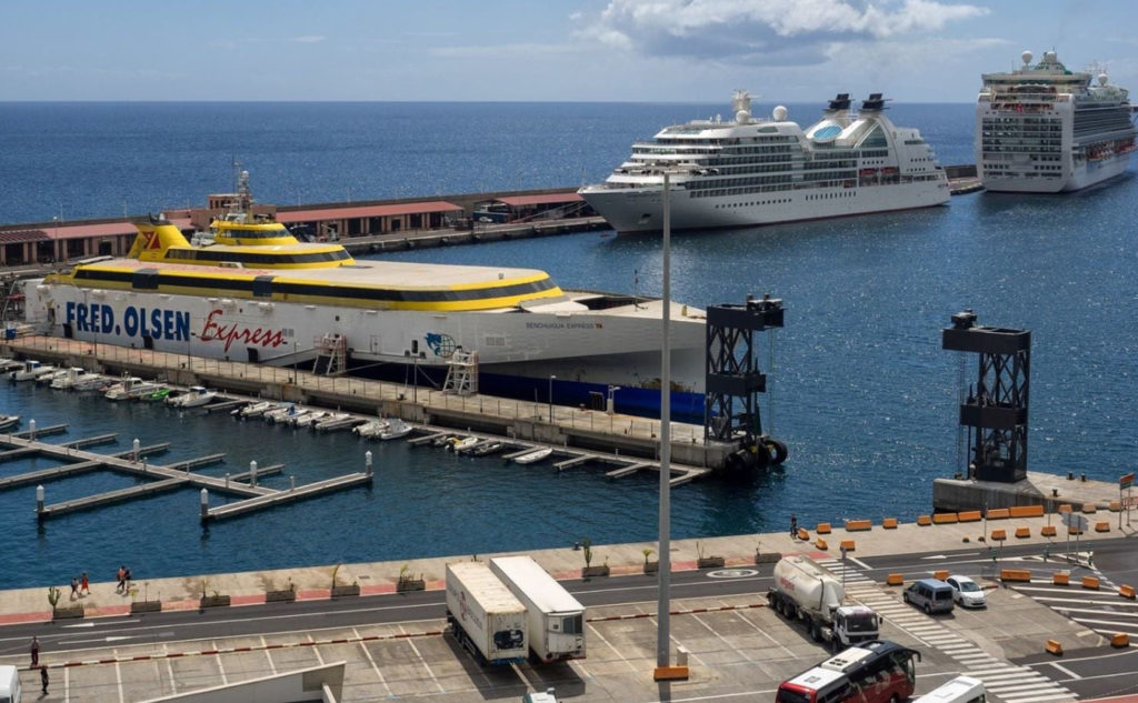 Ferri atracado en el puerto de Las Palmas de Gran Canaria donde estudios analizan el impacto de las emisiones del transporte marítimo en ciudades portuarias en Canarias