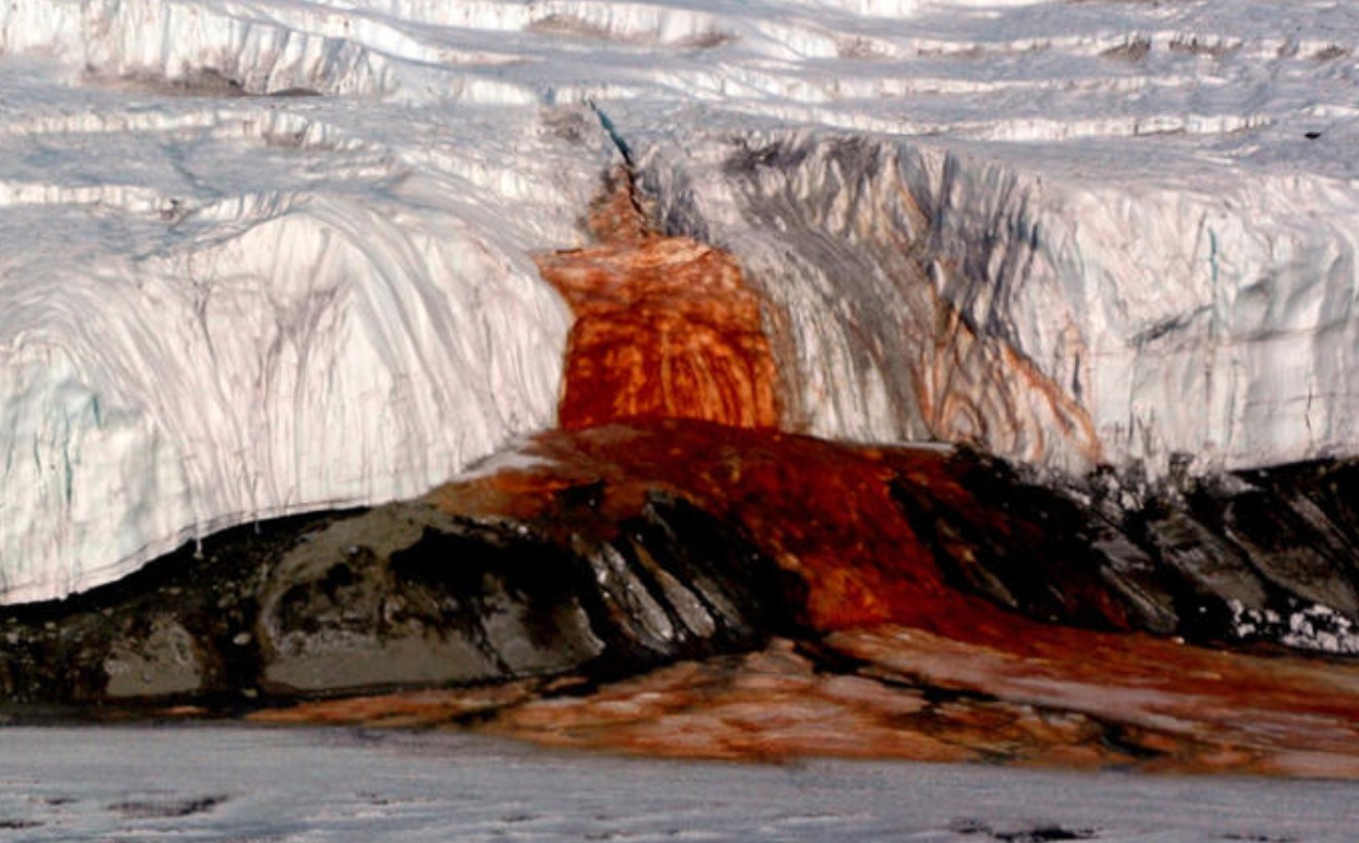 Cataratas de Sangre en el glaciar Taylor en la Antártida donde un flujo rojo de salmuera rica en hierro emerge del hielo