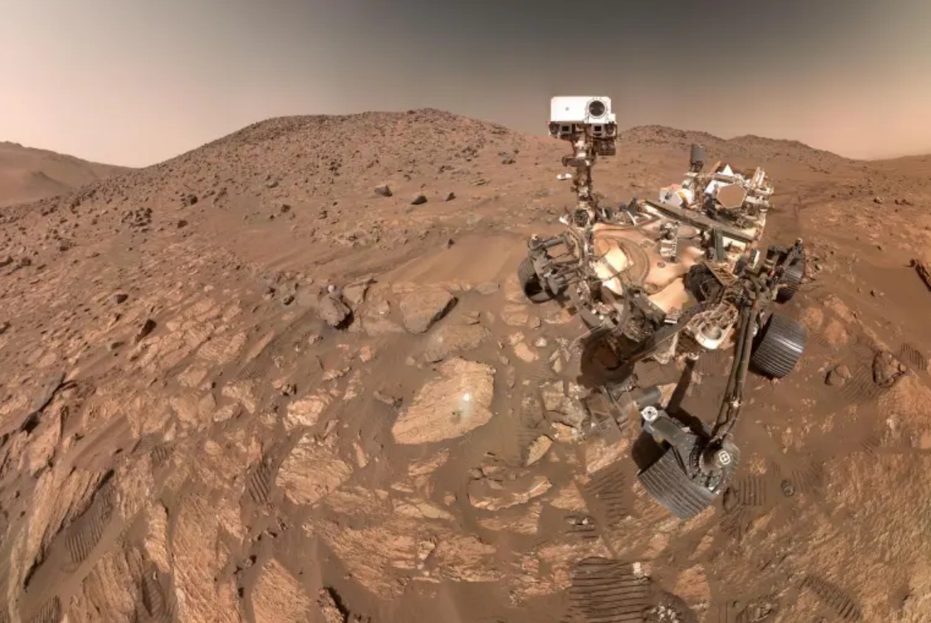 Imagen de Marte con el rover Curiosity analizando rocas en el cráter Gale donde se detectaron moléculas orgánicas complejas que desafían las teorías sobre su origen - NASA