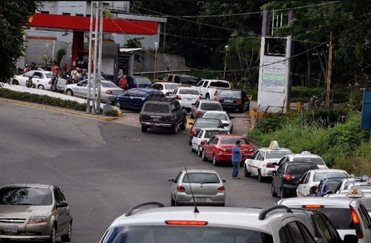 Conductores llenando el depósito en una gasolinera ante la subida del precio de los combustibles provocada por la guerra entre EEUU, Israel e Irán y la recomendación preventiva de la IA
