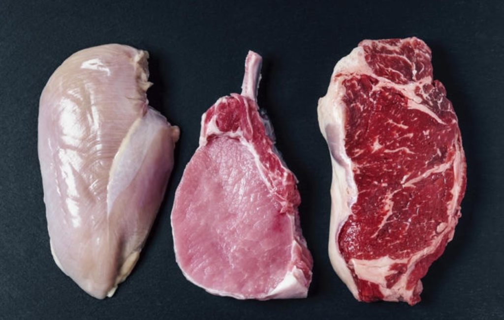 Pechuga de pollo y otras carnes magras recomendadas por nutricionistas como fuente saludable de proteínas