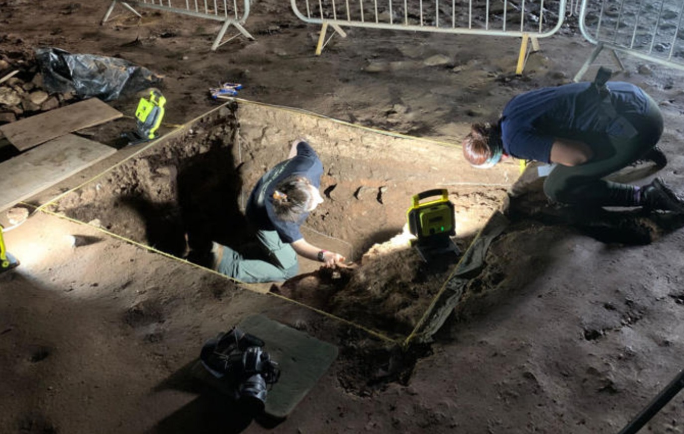 Entrada a la cueva oculta bajo un castillo de Pembroke en Gales donde los arqueólogos han descubierto restos de neandertales hipopótamos y mamuts de hace 120.000 años