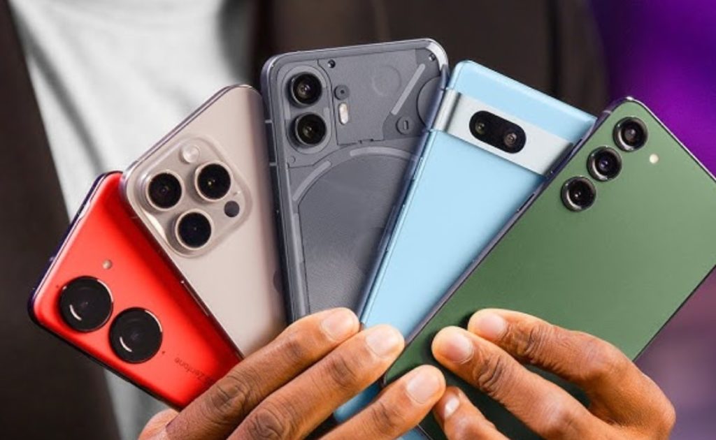 Persona retirando la batería de un teléfono móviles como exigirá la Unión Europea a partir de 2027 cuando todos los smartphones deberán tener baterías reemplazables por el usuario sin herramientas especializadas