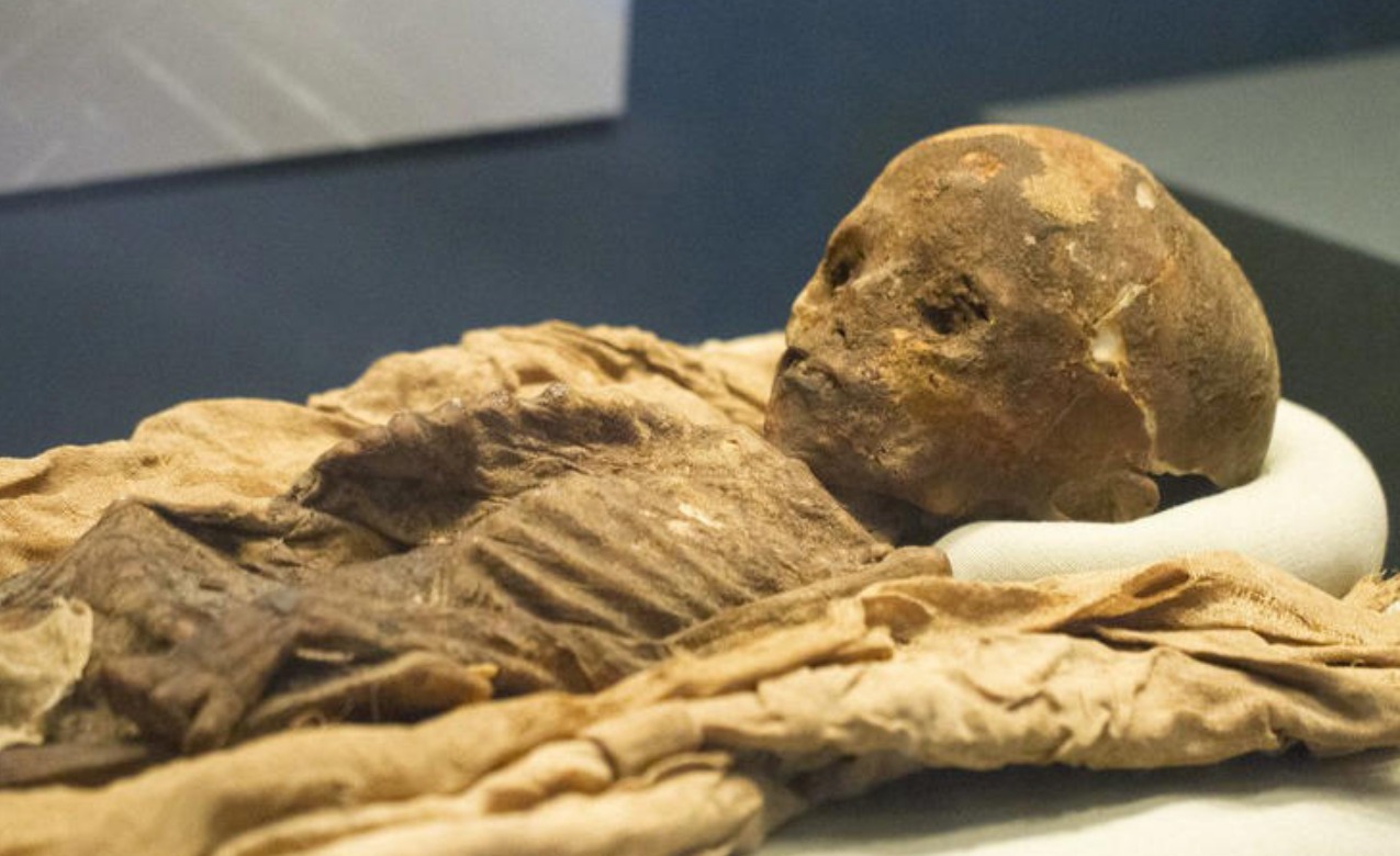 Momia natural de 7.000 años hallada en el refugio rocoso de Takarkori, en el suroeste de Libia, durante las excavaciones arqueológicas
