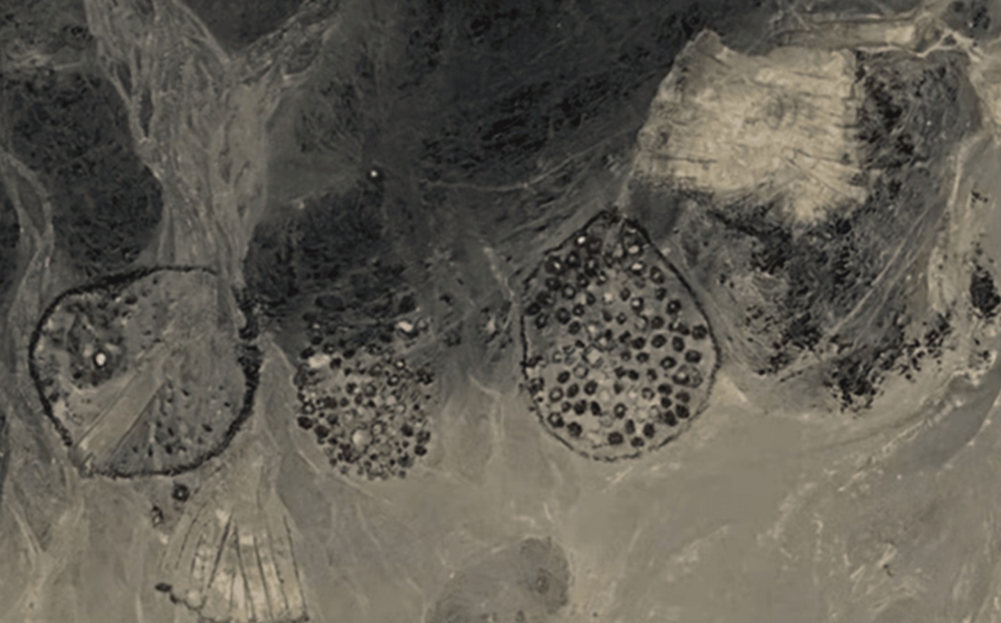 Imagen satelital aérea de una de las 260 tumbas circulares descubiertas en el desierto de Atbai, en el este de Sudán, estructuras funerarias monumentales construidas por una cultura pastoril hace entre cuatro mil y seis mil años. - NATURE