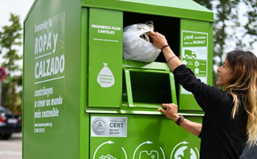 Persona introduciendo una prenda de ropa usada en un contenedor inteligente del proyecto europeo TexMat, capaz de analizar la calidad y composición del textil para recompensar económicamente al usuario por su entrega para reciclaje de ropa
