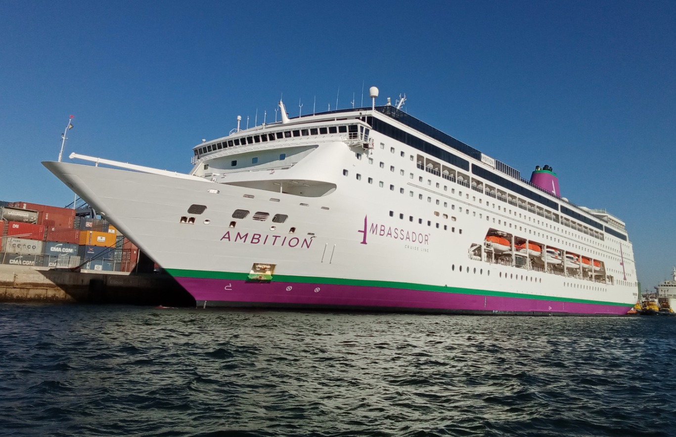 Vista del crucero Ambition de la naviera británica Ambassador Cruise Line atracado en el puerto de Burdeos, en el suroeste de Francia, confinado tras el brote de gastroenteritis detectado a bordo