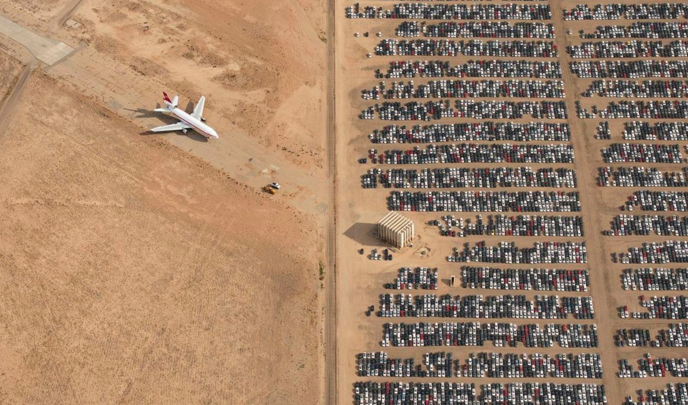 Aparcados en pleno desierto bajo un sol implacable: el futuro incierto de 350.000 coches del escándalo Dieselgate