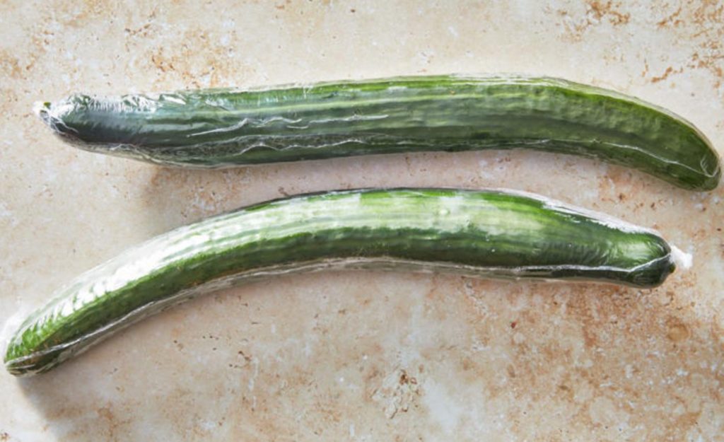 El detalle que casi nadie tiene en cuenta al comprar pepinos ingleses: para qué sirve el plástico que los envuelve
