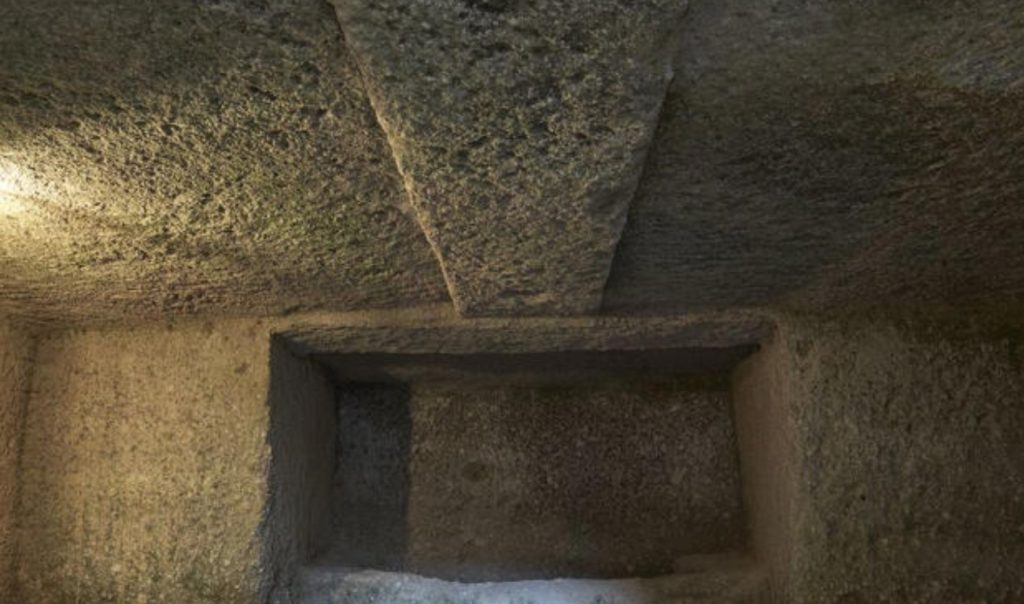 Una tumba etrusca sellada durante 2.600 años revela cuatro esqueletos y más de 100 objetos funerarios en el centro de Italia