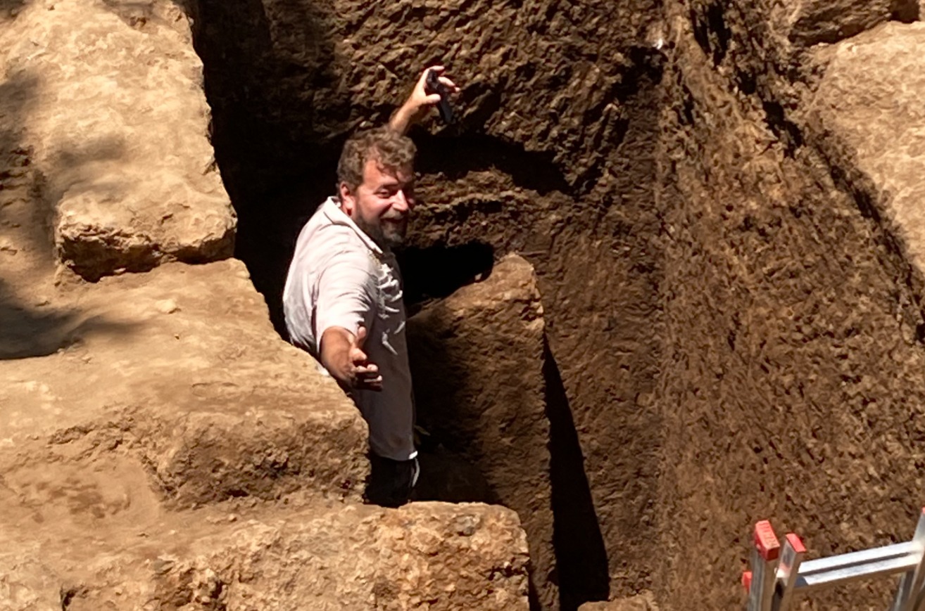 Una tumba etrusca sellada durante 2.600 años revela cuatro esqueletos y más de 100 objetos funerarios en el centro de Italia
