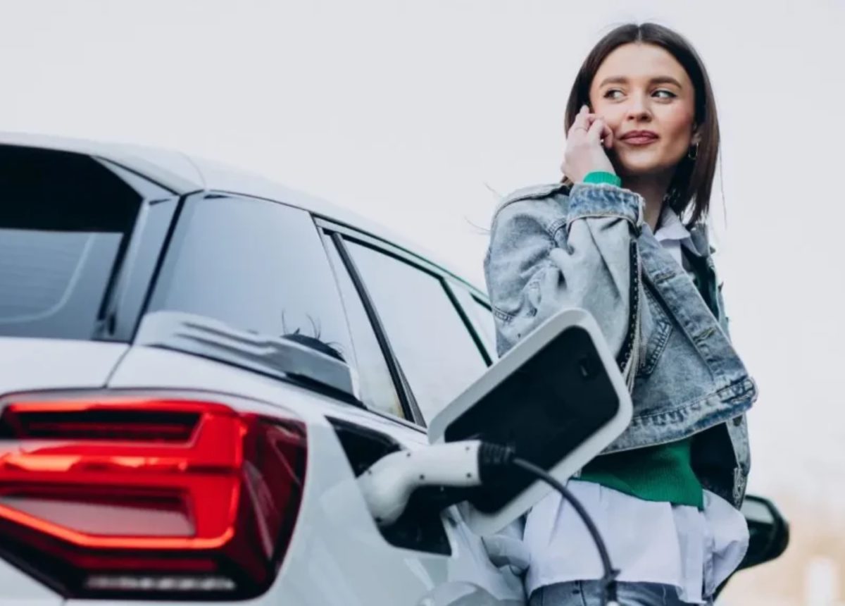 Comparativa visual de seguros de coche mostrando opciones de terceros, terceros ampliado y todo riesgo con coberturas y precios