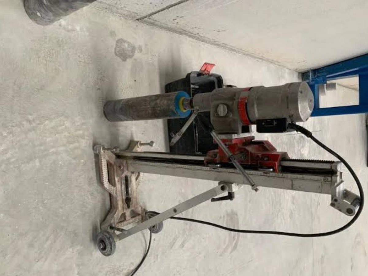 Perforaciones de hormigón en Zaragoza realizadas con maquinaria especializada atravesando estructura de hormigón armado con precisión técnica