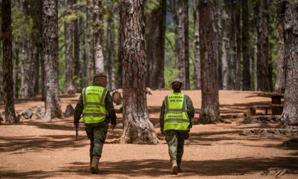 Militares en Canarias patruyando los montes