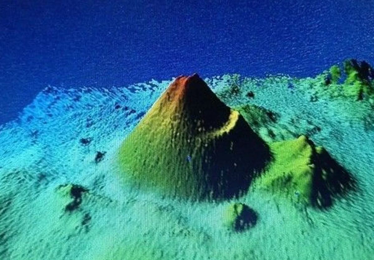 Vista submarina del volcán enmedio en Canarias