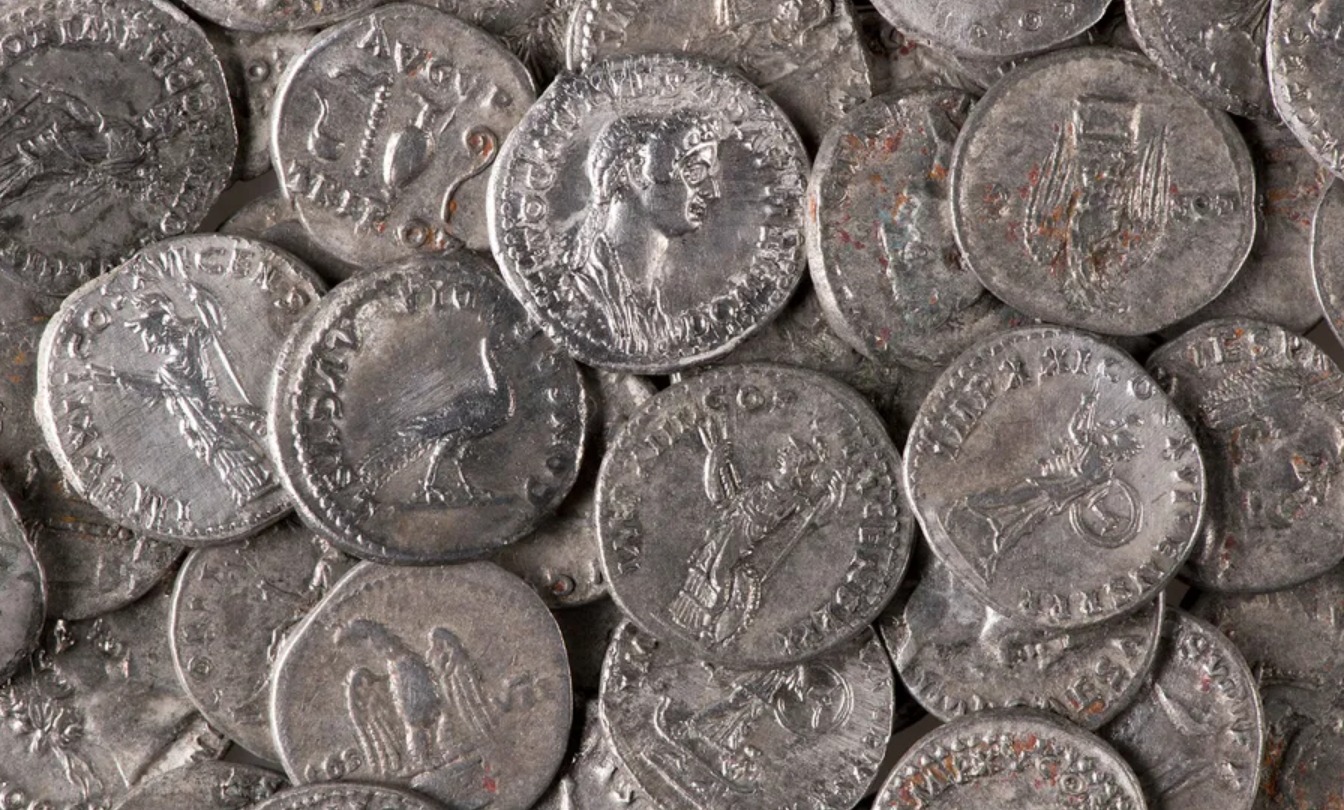 El tesoro consta de más de 900 denarios de plata. El denario era la moneda estándar del Imperio Romano temprano.