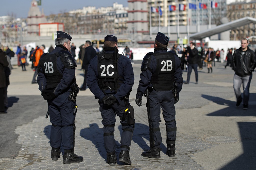 Policías en París