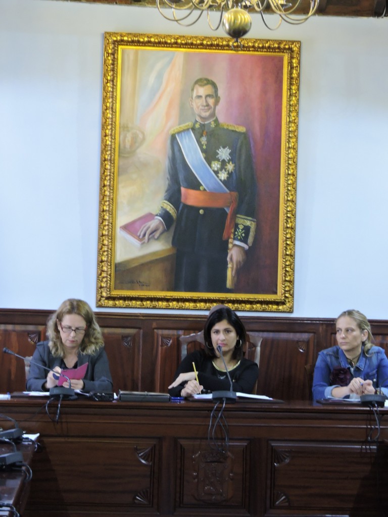 Castro, en el centro, junto a la secretaria y la interventora / NORCHI