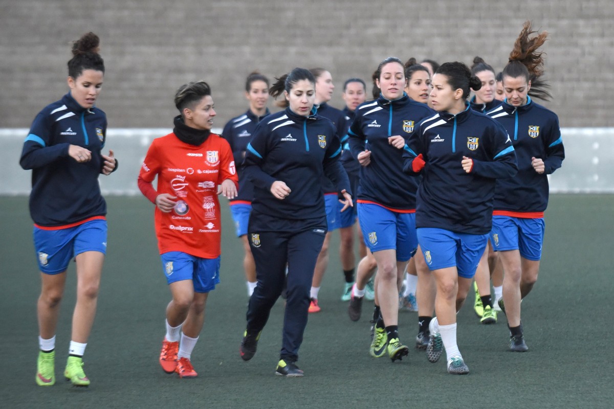 el grupo sureño en una de las sesiones de entrenamiento de esta semana en el médano/. SERGIO MÉNDEZ