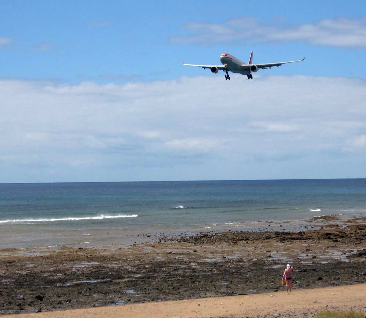Un avión despega del aeropuerto de Guacimeta. / TURISMO DE LANZAROTE 