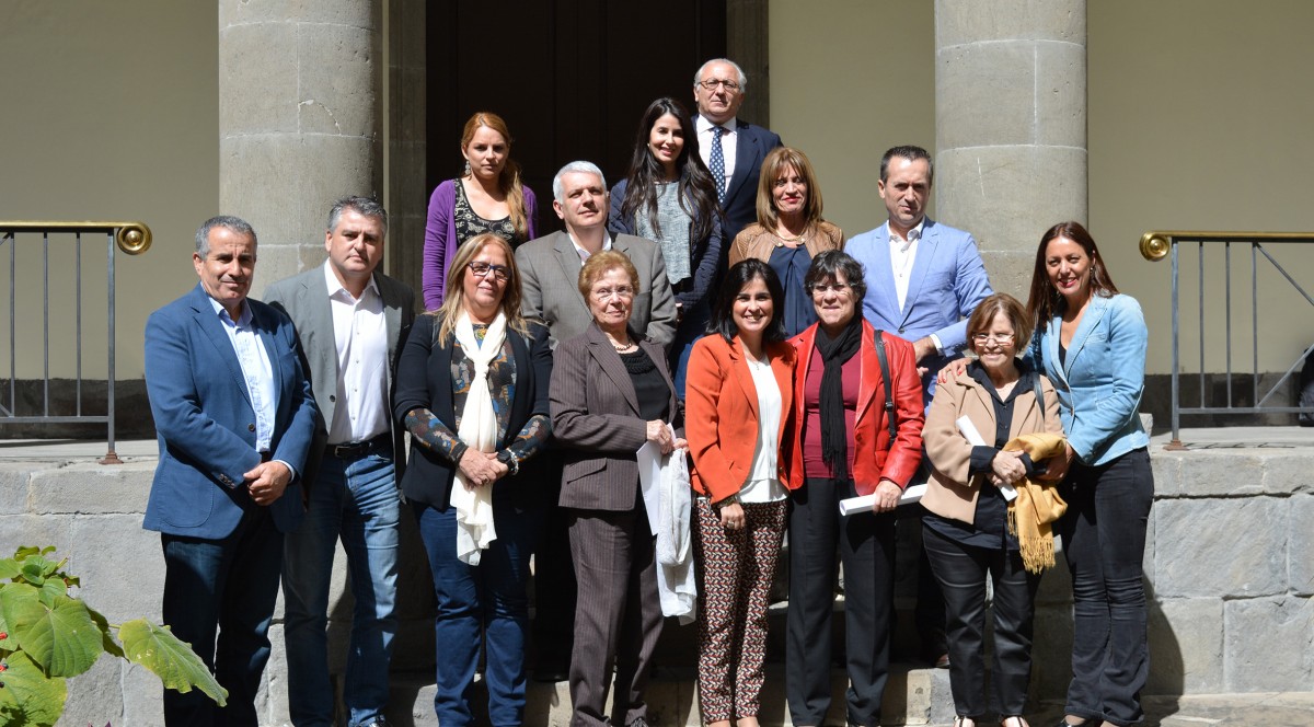 Representantes de asociaciones de la memoria histórica de  Tenerife, Arucas y La Palma, con los portavoces y los miembros de la Mesa del Parlamento canario. / DA