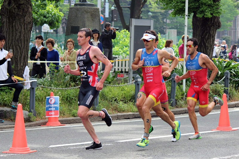 El triatleta lagunero tras Mario Mola en una competición 