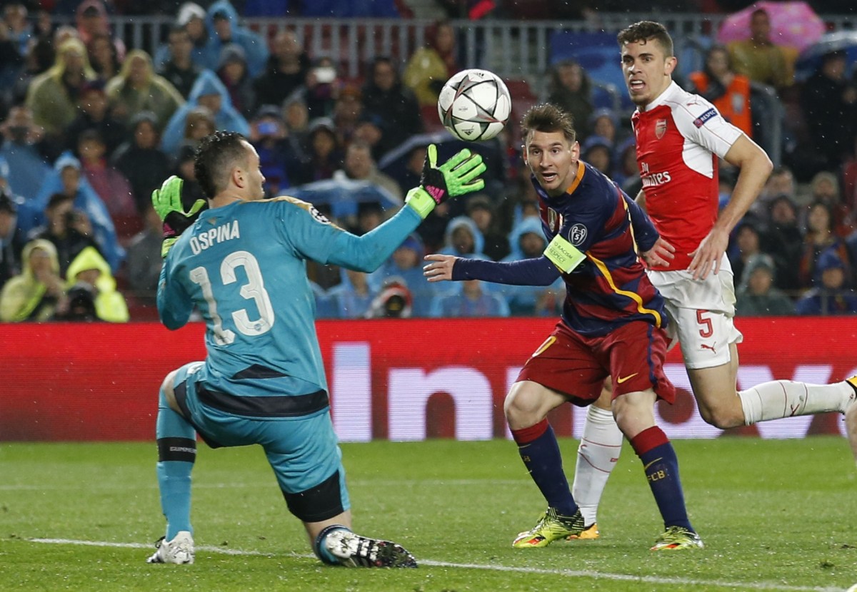 Leo Messi anotando el tercer gol ante el Arsenal en la eliminatoria de los coctavos de final de la Champions League. /REUTERS