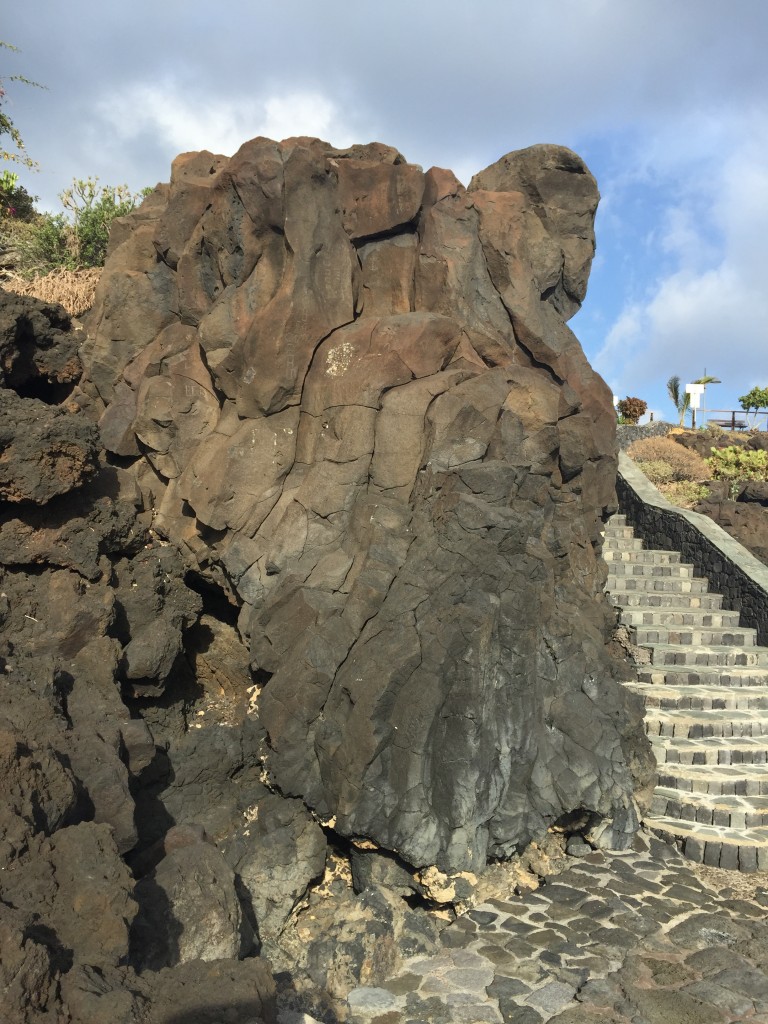 Restos de silicona en una roca con grabados aborígenes en La Caleta (El Hierro). DA