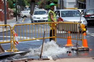 Rotura de un tubería en Santa Cruz de Tenerife, municipio que menos pérdida de agua declara; el que más pierdes es La Victoria, 56%. / FRAN PALLERO