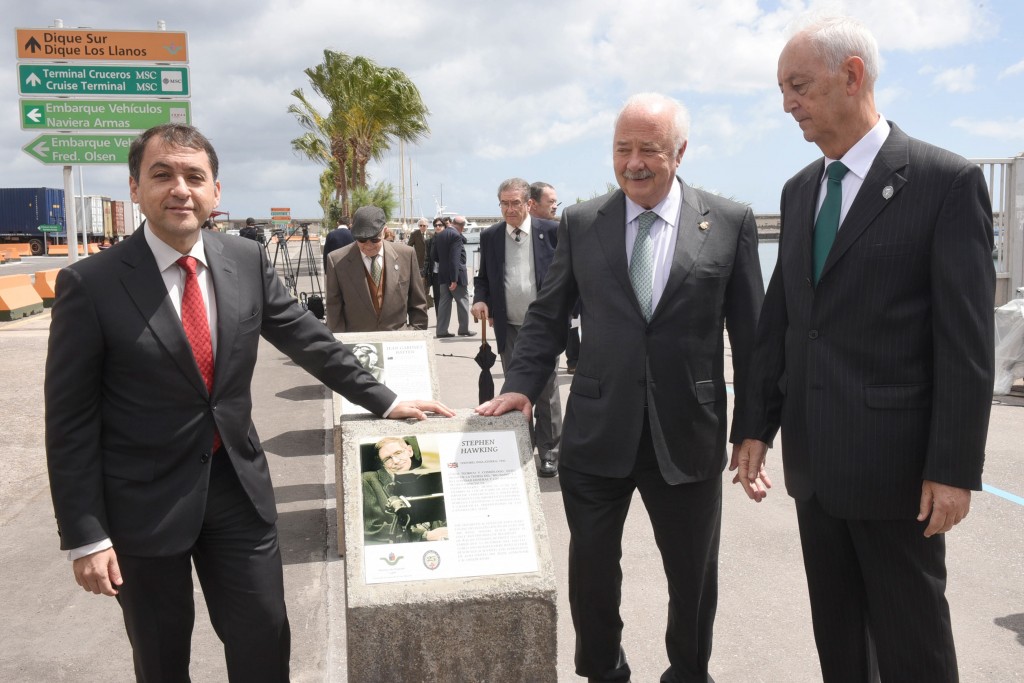 José Manuel Bermúdez, Ricardo Melchior y José Manuel Bermúdez, ayer, en la inauguración del Paseo de Visitantes Ilustres. / S. M.