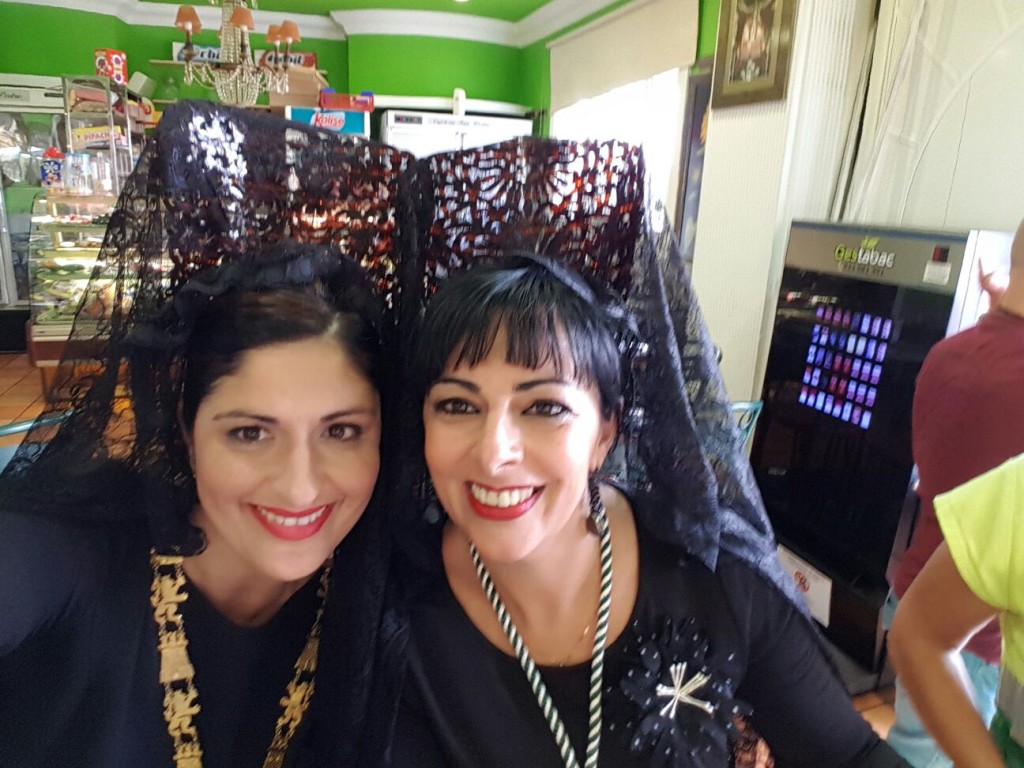 Carmen Luisa Castro junto a su prima, la concejala Rosa Pérez durante la Semana Santa / DA