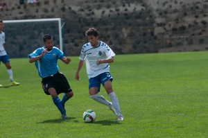 Una jugada del Tenerife B-Sporting San José de fechas atrás. /FRAN PALLERO
