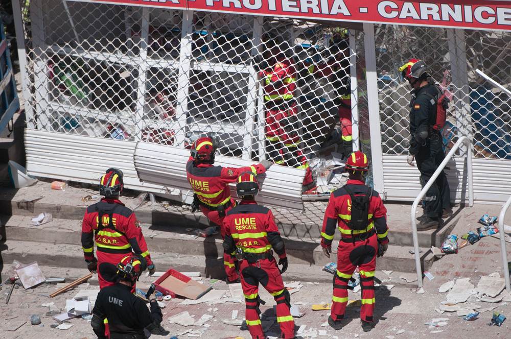 Vista de la zona del derrumbe y labores de rescate. | FRAN PALLERO