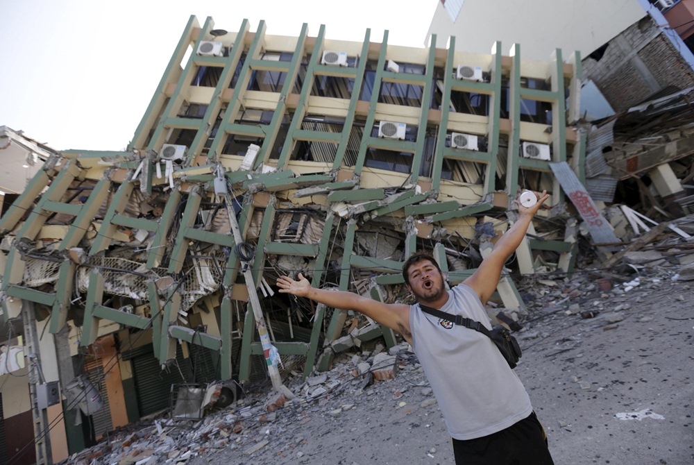 Elevan a 413 la cifra de muertos por el terremoto en Ecuador