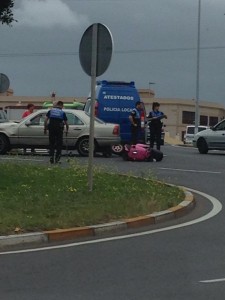 La moto en la que viajaba la persona gravemente herida. L@S JARDINER@s / DA
