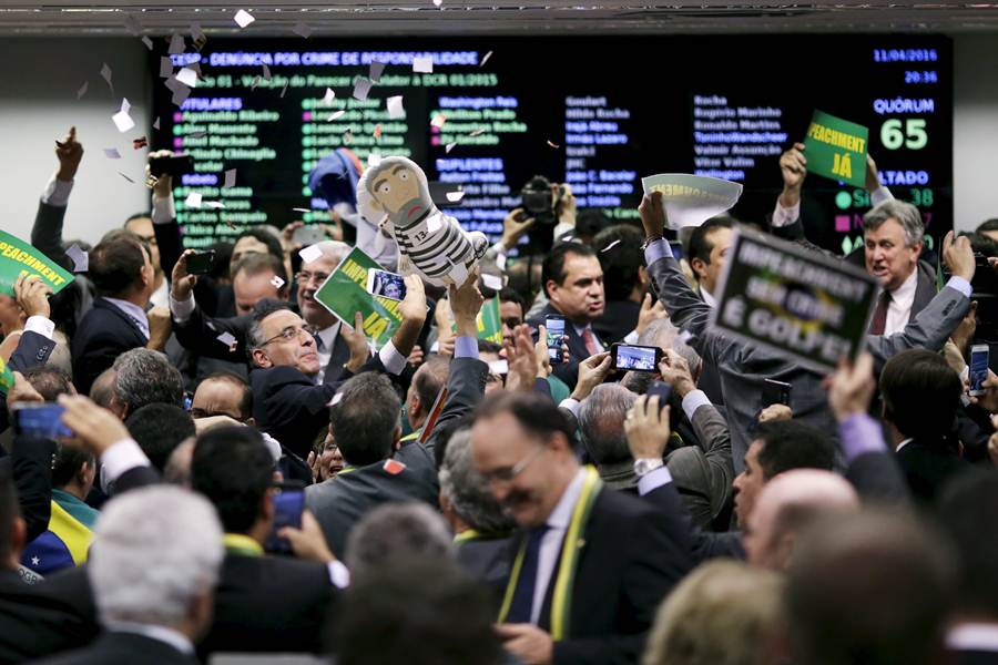 Miembros de la comisión especial votan en Brasil. / REUTERS