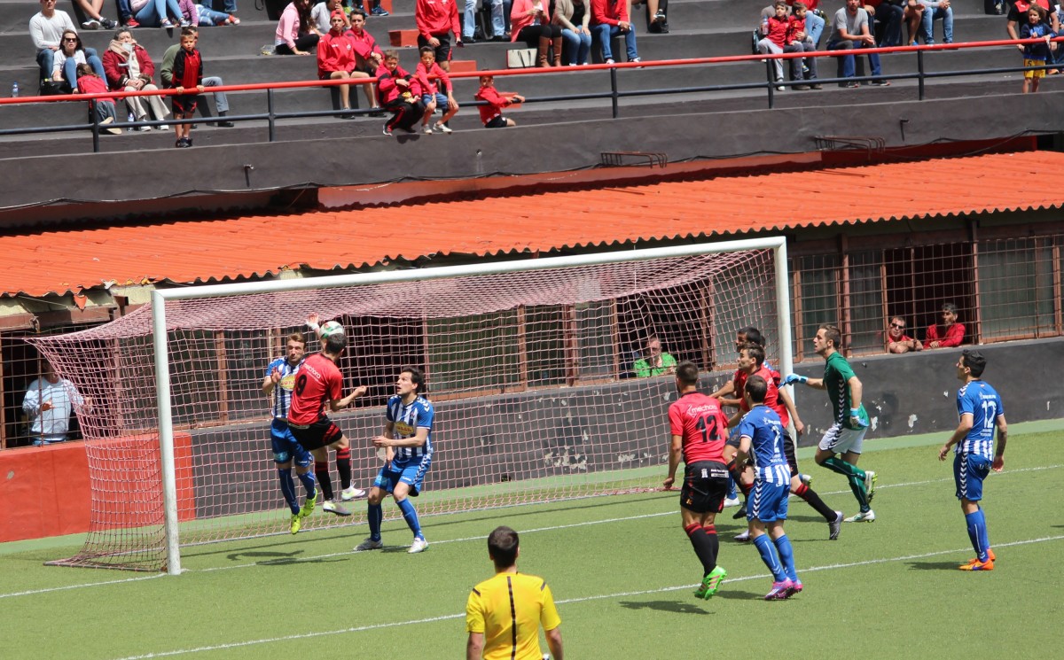 Acción en el que el goleador cántabro anota uno de sus dos goles al equipo castellano manchego el pasado domingo en el silvestre carrillo ./ José Ayut
