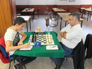 Ethan Rodríguez (i) derrotó a Carlos Santos en el cuarto tablero. J.L.F.