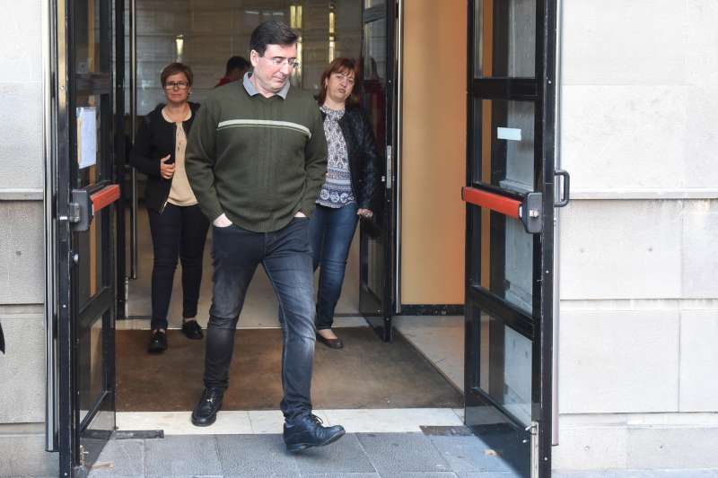 El interventor municipal y dos auxiliares administrativas salen del Palacio de Justicia / S.MËNDEZ