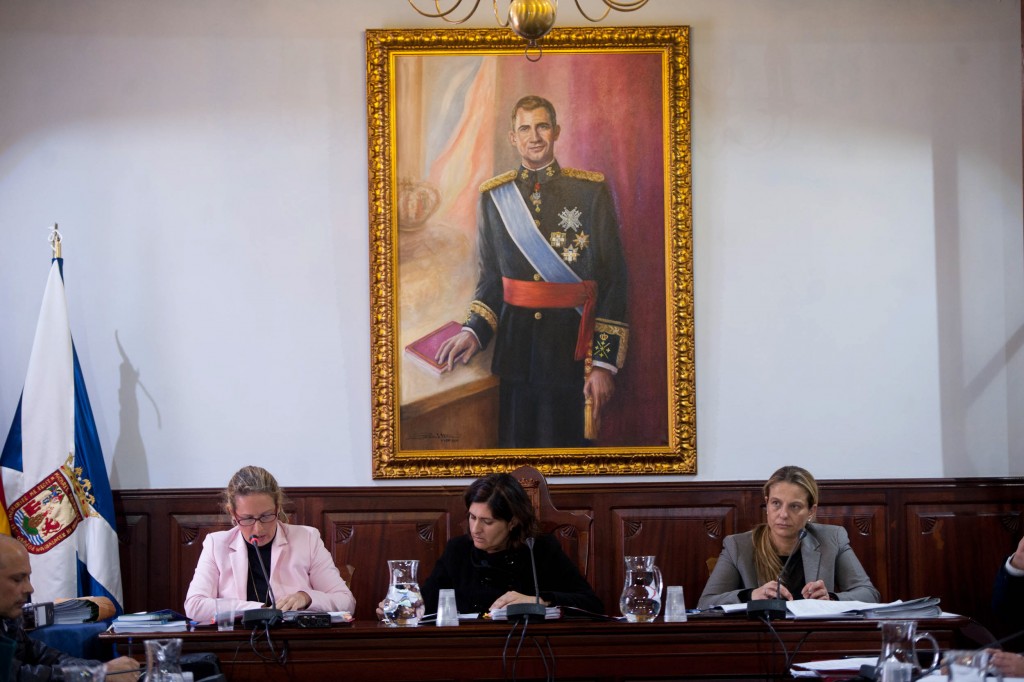 La alcaldesa, entre la secretaria y la interventora / FRAN PALLERO