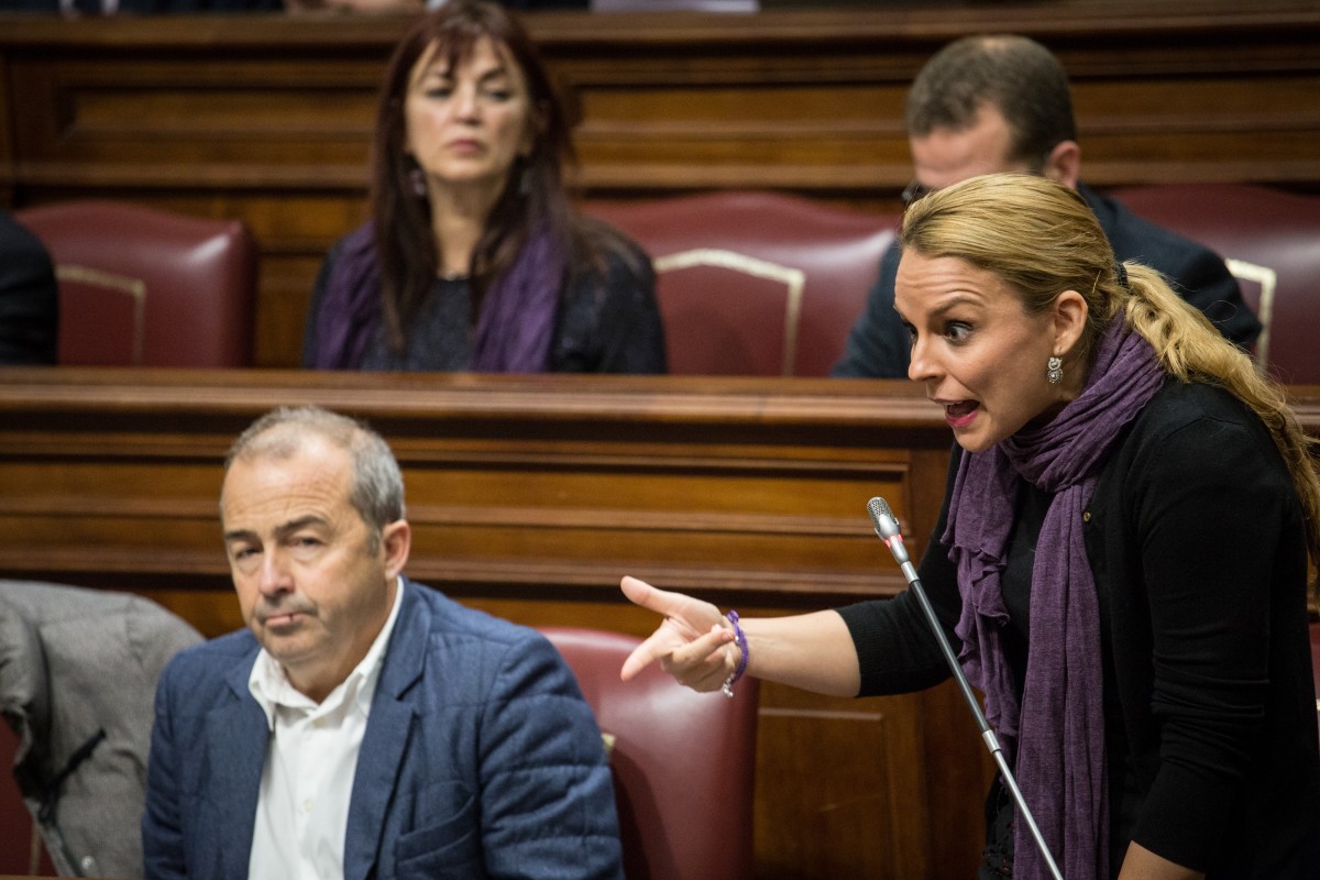Noemí Santana, portavoz de Podemos, junto a otros diputados de su partido en el Parlamento de Canarias. / ANDRÉS GUTIÉRREZ 