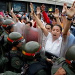 Venezolanos marchan a favor del revocatorio de Maduro