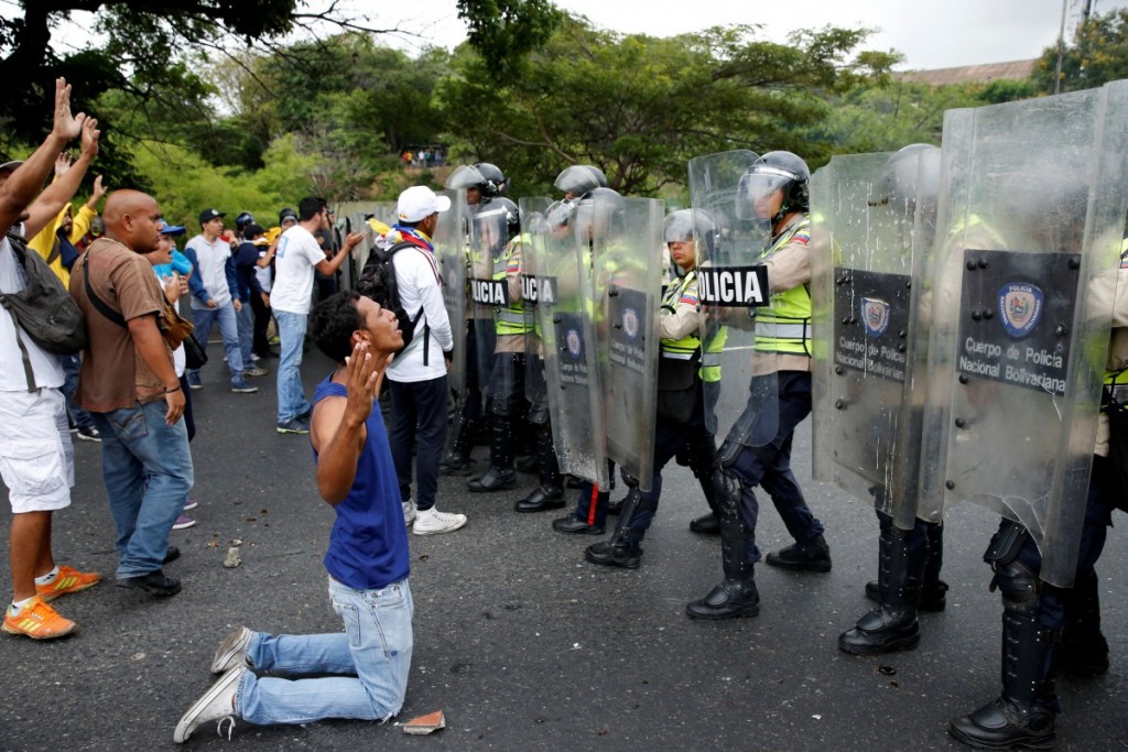 Venezolanos marchan a favor del referéndum revocatorio