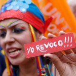 Venezolanos marchan a favor del revocatorio de Maduro