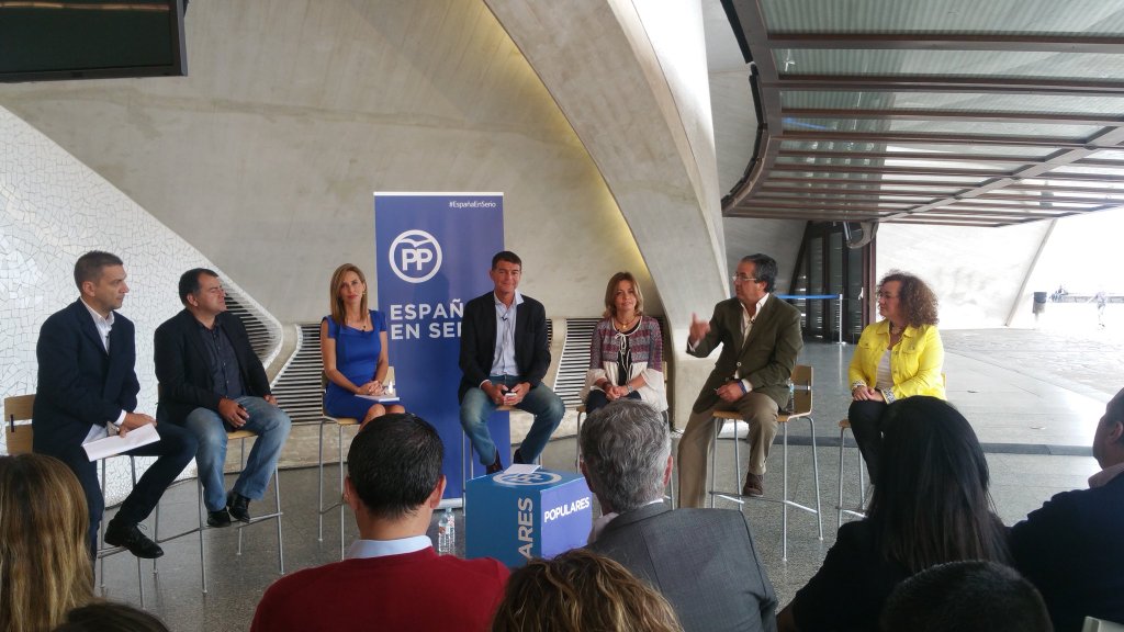 Los candidatos del PP al Congreso y al Senado, junto a los periodistas intervinientes, en el encuentro moderado por Guillermo Díaz. / DA