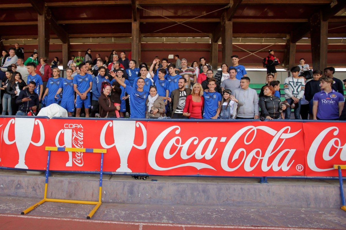Los jugadores del cadete CD Tenerife celebran el Campeonato de Canarias jugado en el Francisco Peraza. / DA