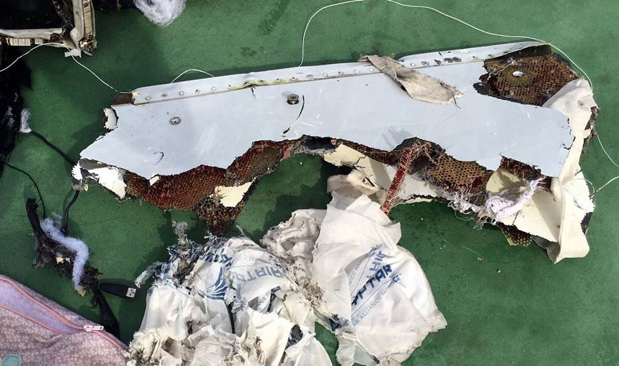 Algunos restos del avión de EgyptAi